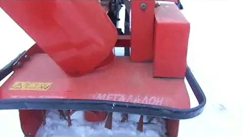 Снегоуборщик    на базе мотоблока  мб-1  в работе